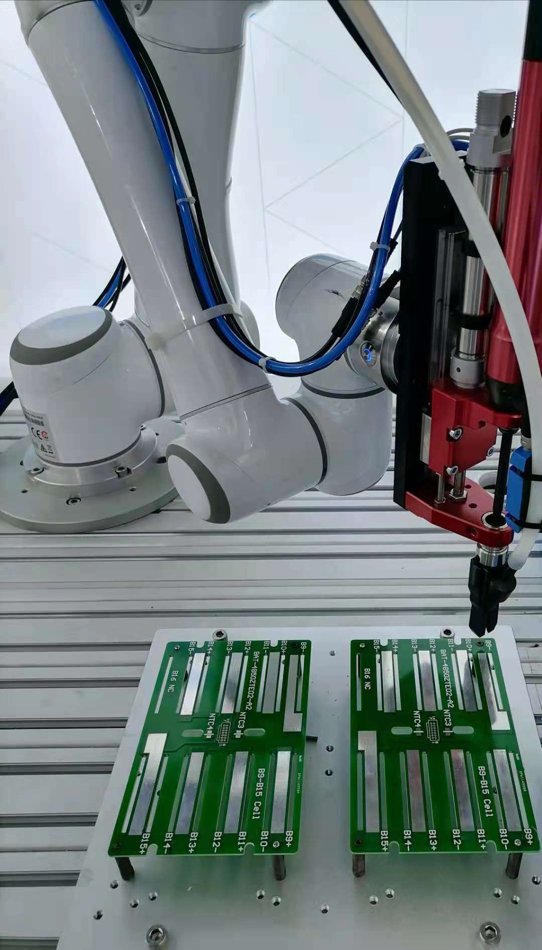 機器人螺絲鎖附工作站