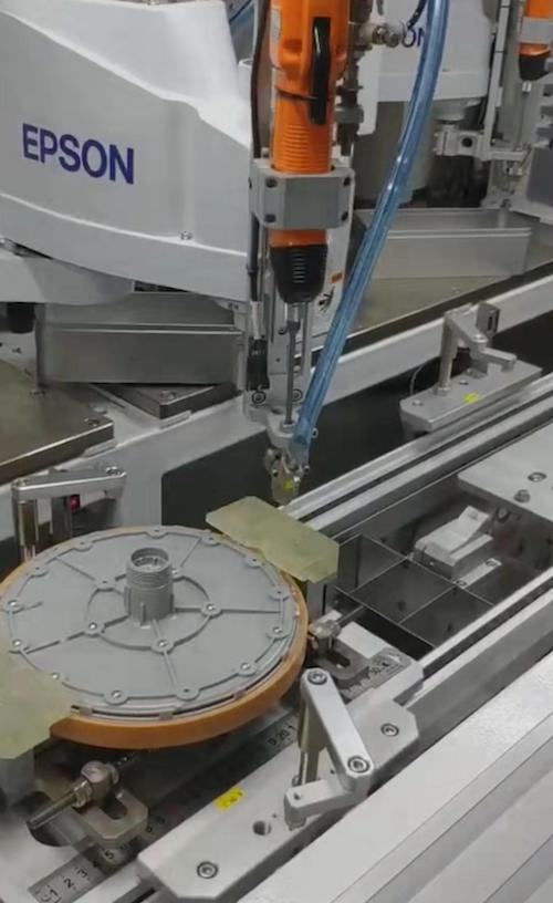 在線式機器人鎖附工作站